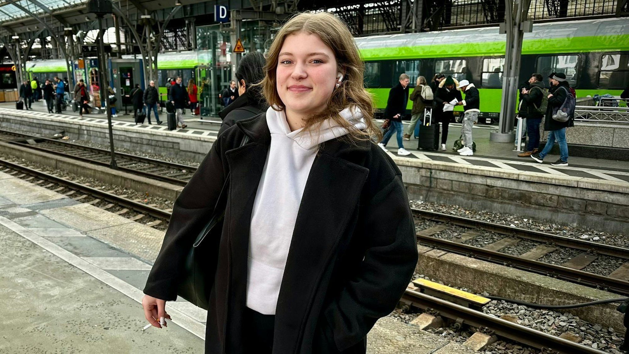 Felicitas wartet am Montagmittag (22. Januar 2024) auf ihre Bahn.