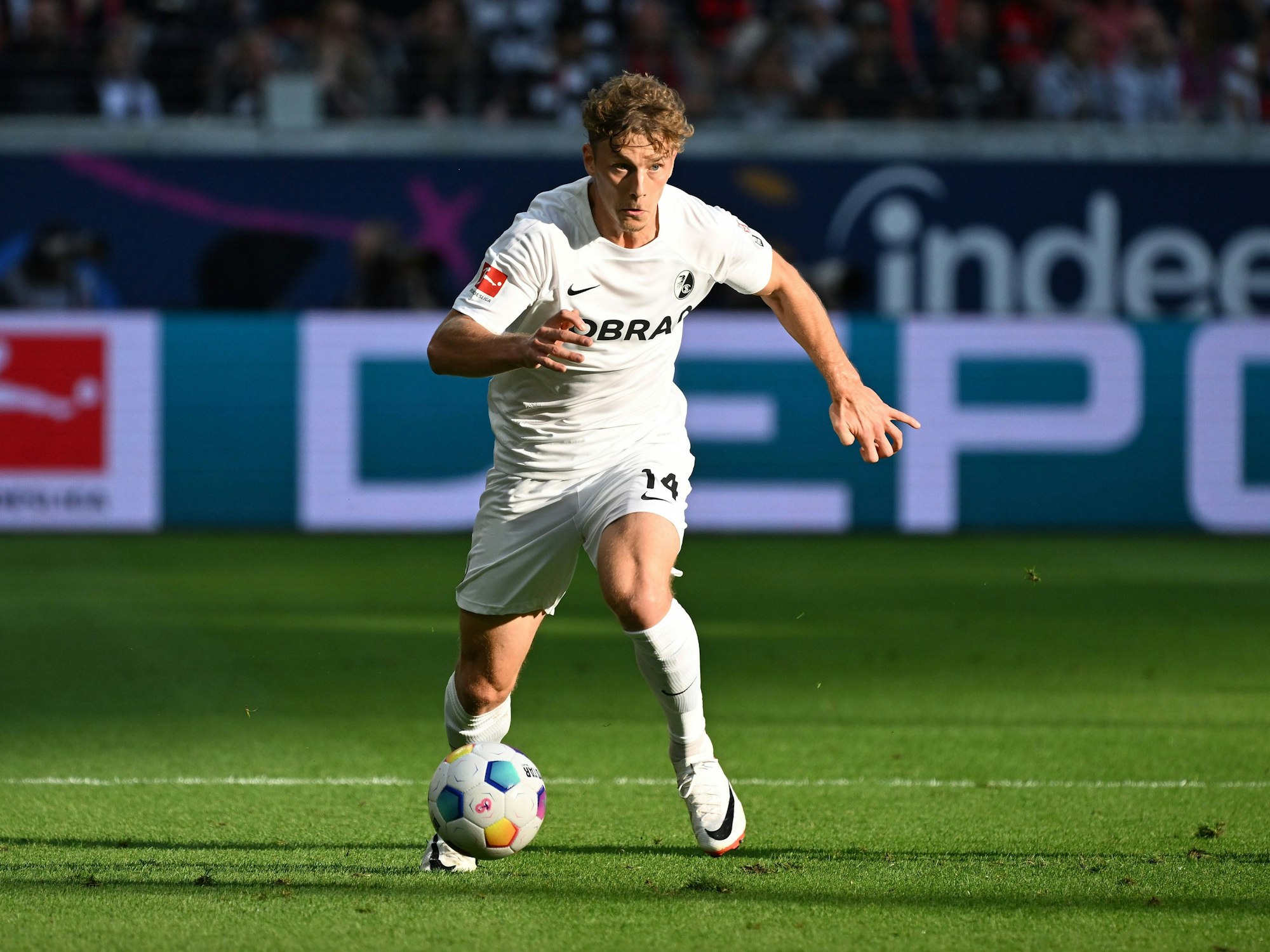 Yannik Keitel im Trikot des SC Freiburg während einer Ballaktion.