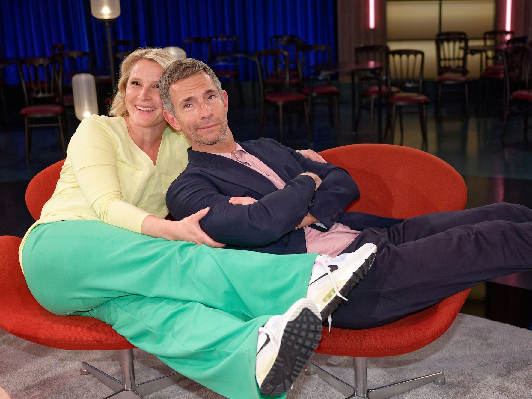 Die Moderatoren Micky Beisenherz und Susan Link sitzen nach der Aufzeichnung der WDR Talkshow "Kölner Treff" im Studio.