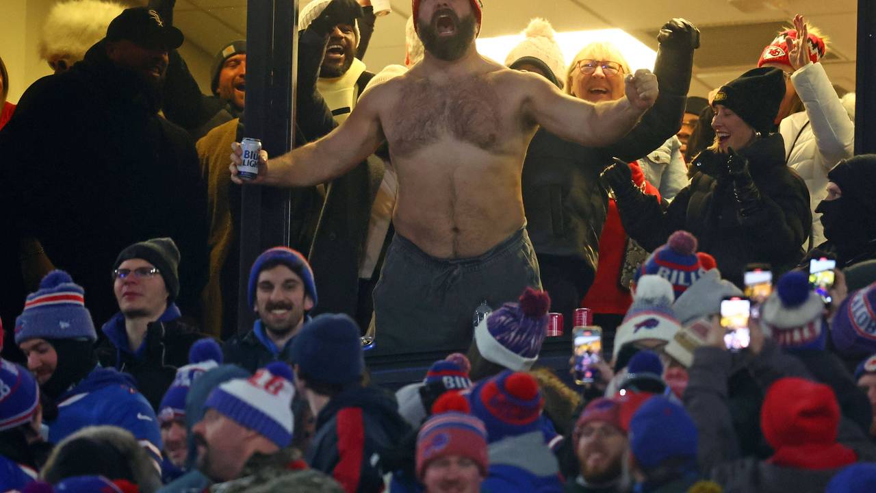 Jason Kelce steht mit nacktem Oberkörper im Chiefs Stadion und feiert den Touchdown seines Bruders Travis Kelce.