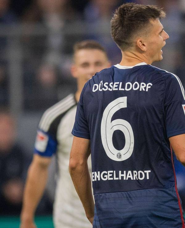 Die Düsseldorf-Profis Shinta Appelkamp und Yannik Engelhardt stehen im Spiel beim HSV auf dem Platz.