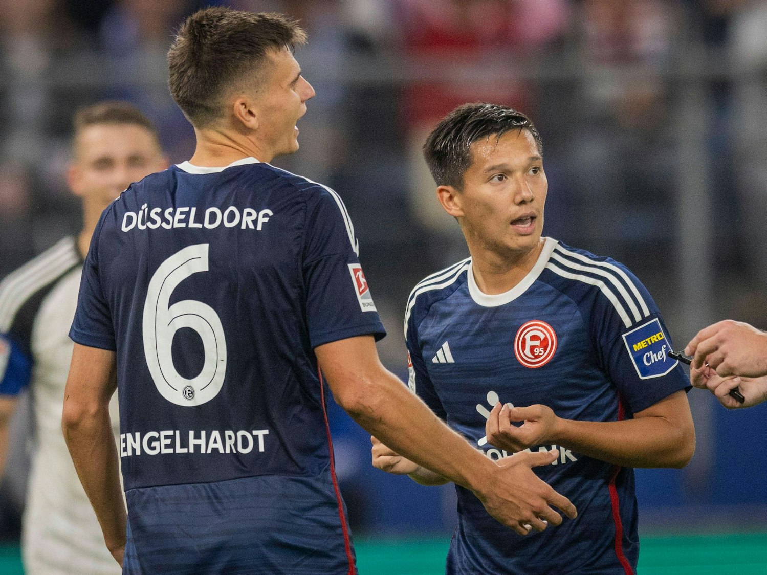 Die Düsseldorf-Profis Shinta Appelkamp und Yannik Engelhardt stehen im Spiel beim HSV auf dem Platz.