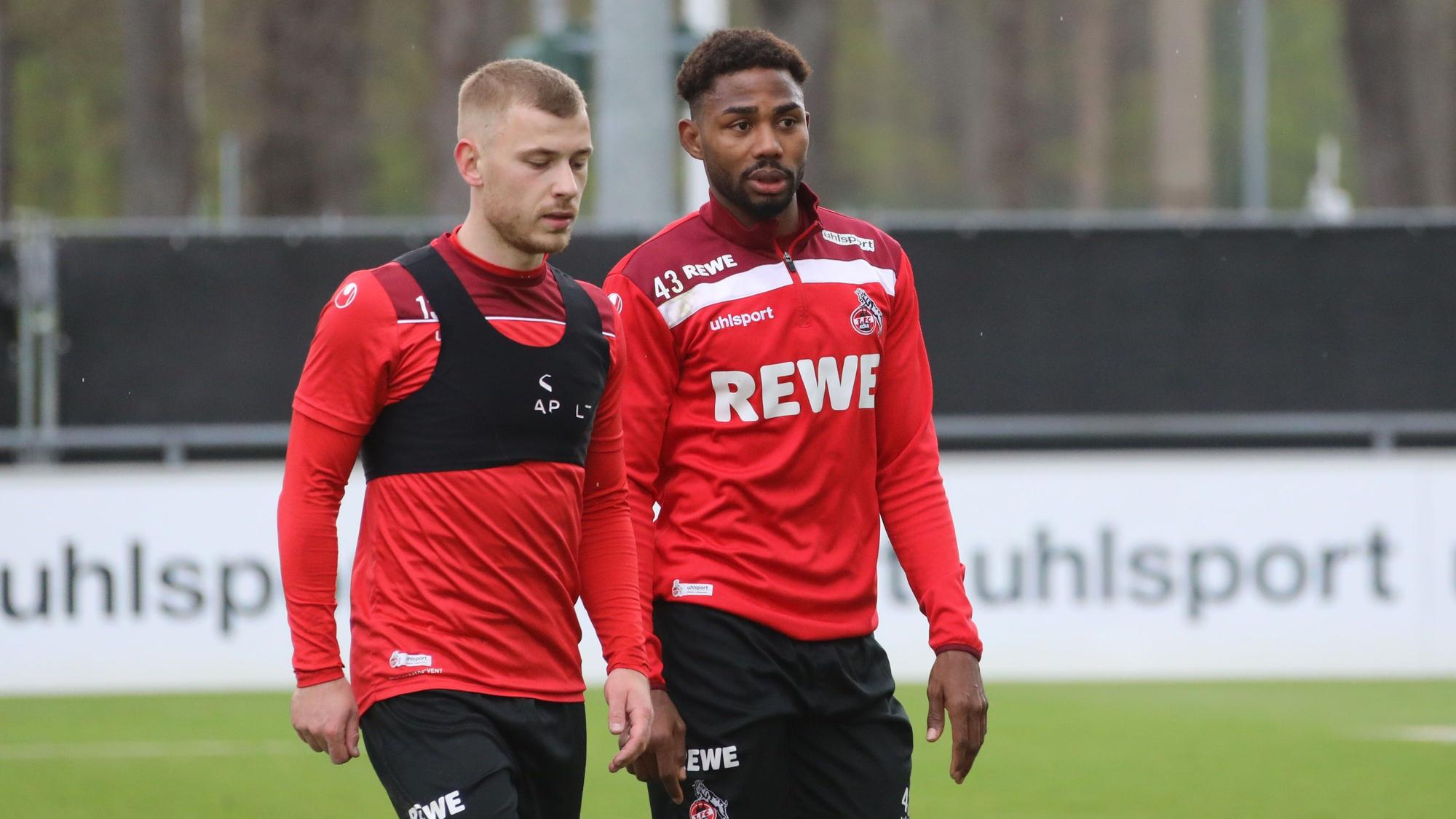 Max Meyer und Emmanuel Dennis stehen im Training beim 1. FC Köln nebeneinander.