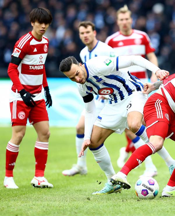 Fortuna Düsseldorf Spieler Andre Hoffmann im Zweikampf mit Hertha BSC Spieler Haris Tabakovic.