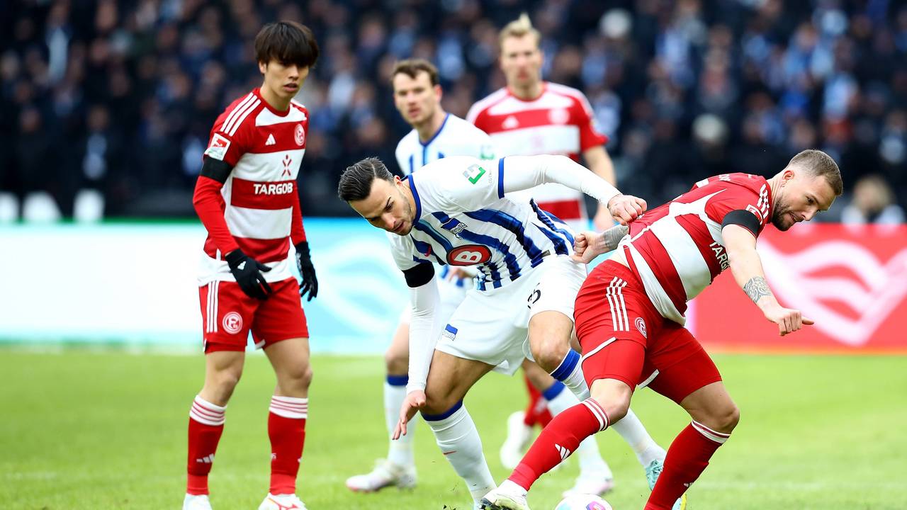 Fortuna Düsseldorf Spieler Andre Hoffmann im Zweikampf mit Hertha BSC Spieler Haris Tabakovic.