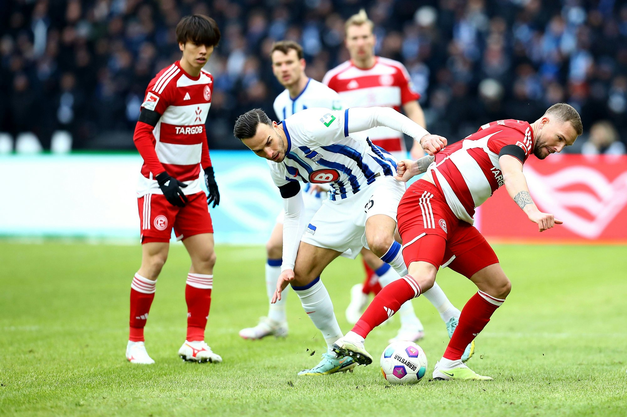 Fortuna Düsseldorf Spieler Andre Hoffmann im Zweikampf mit Hertha BSC Spieler Haris Tabakovic.