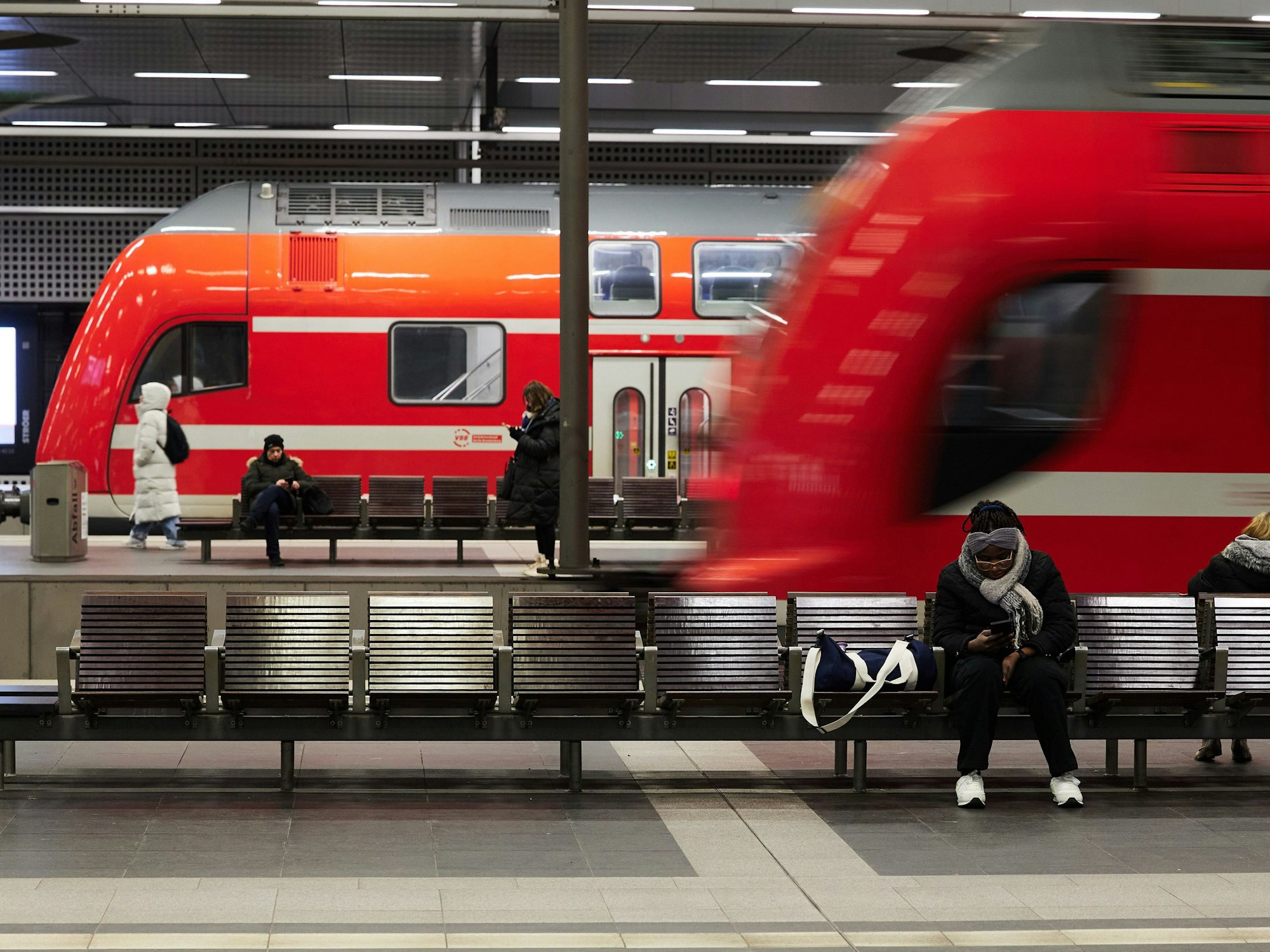 Reisende warten im Hauptbahnhof Berlin auf ihre Züge.