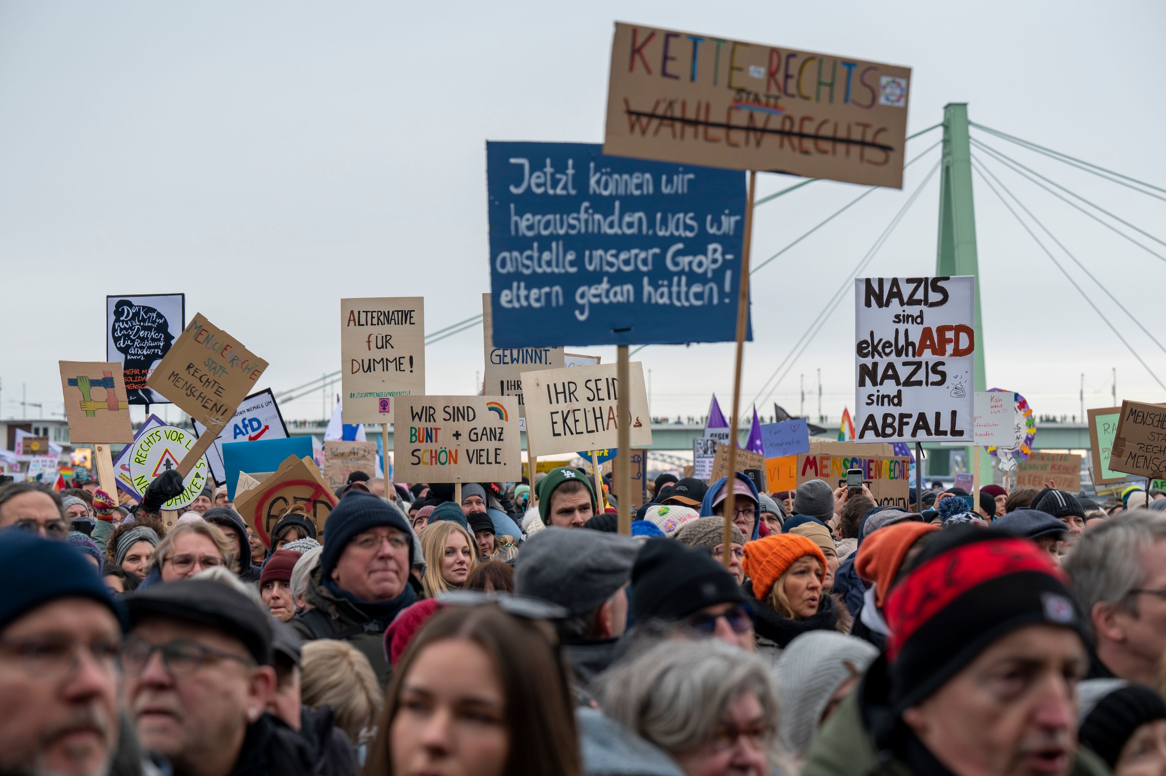 Menschen demonstrieren auf der Deutzer Werft gegen rechts.