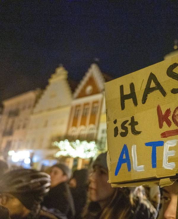 „Hass ist keine Alternative“ steht auf einem Plakat. Zahlreiche Menschen stehen auf dem Markt und demonstrieren gegen die AfD und gegen Rechtsextremismus.