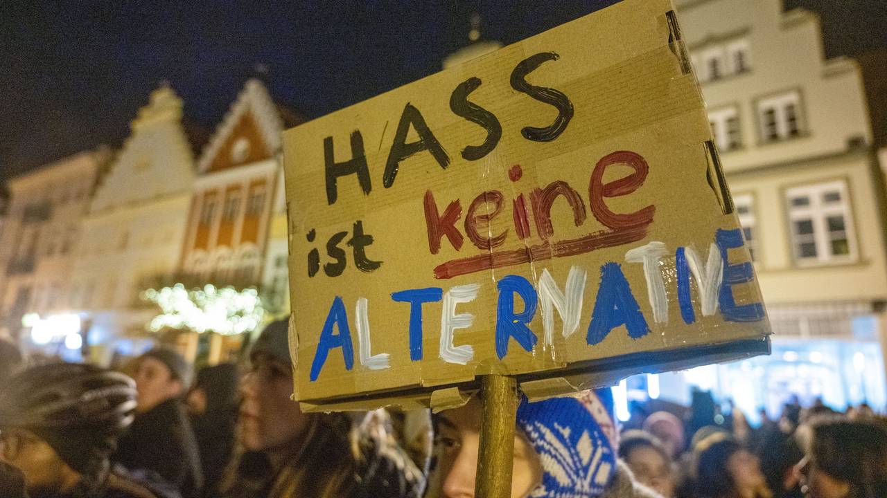 „Hass ist keine Alternative“ steht auf einem Plakat. Zahlreiche Menschen stehen auf dem Markt und demonstrieren gegen die AfD und gegen Rechtsextremismus.