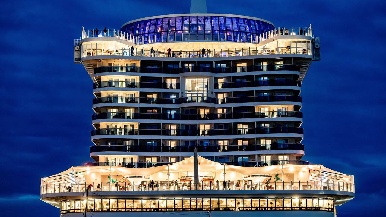 Das Kreuzfahrtschiff «AIDAnova» liegt zum Auslaufen bereit in der Kieler Förde.