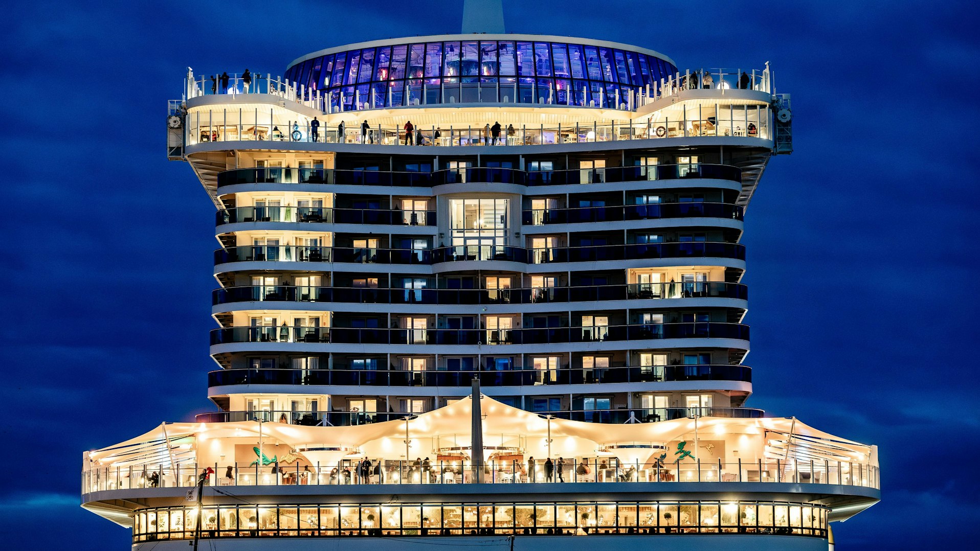 Das Kreuzfahrtschiff «AIDAnova» liegt zum Auslaufen bereit in der Kieler Förde.