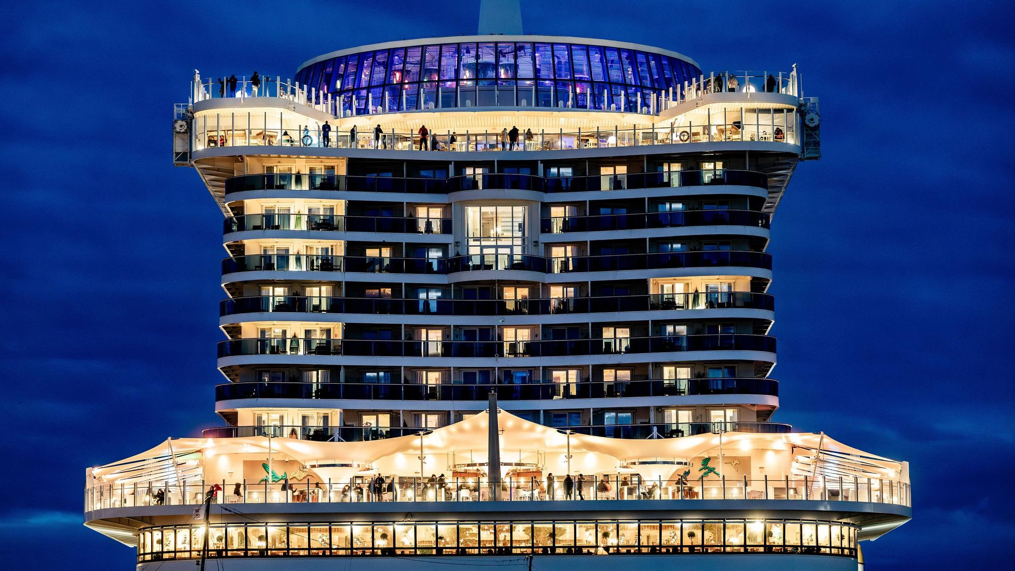 Das Kreuzfahrtschiff «AIDAnova» liegt zum Auslaufen bereit in der Kieler Förde.