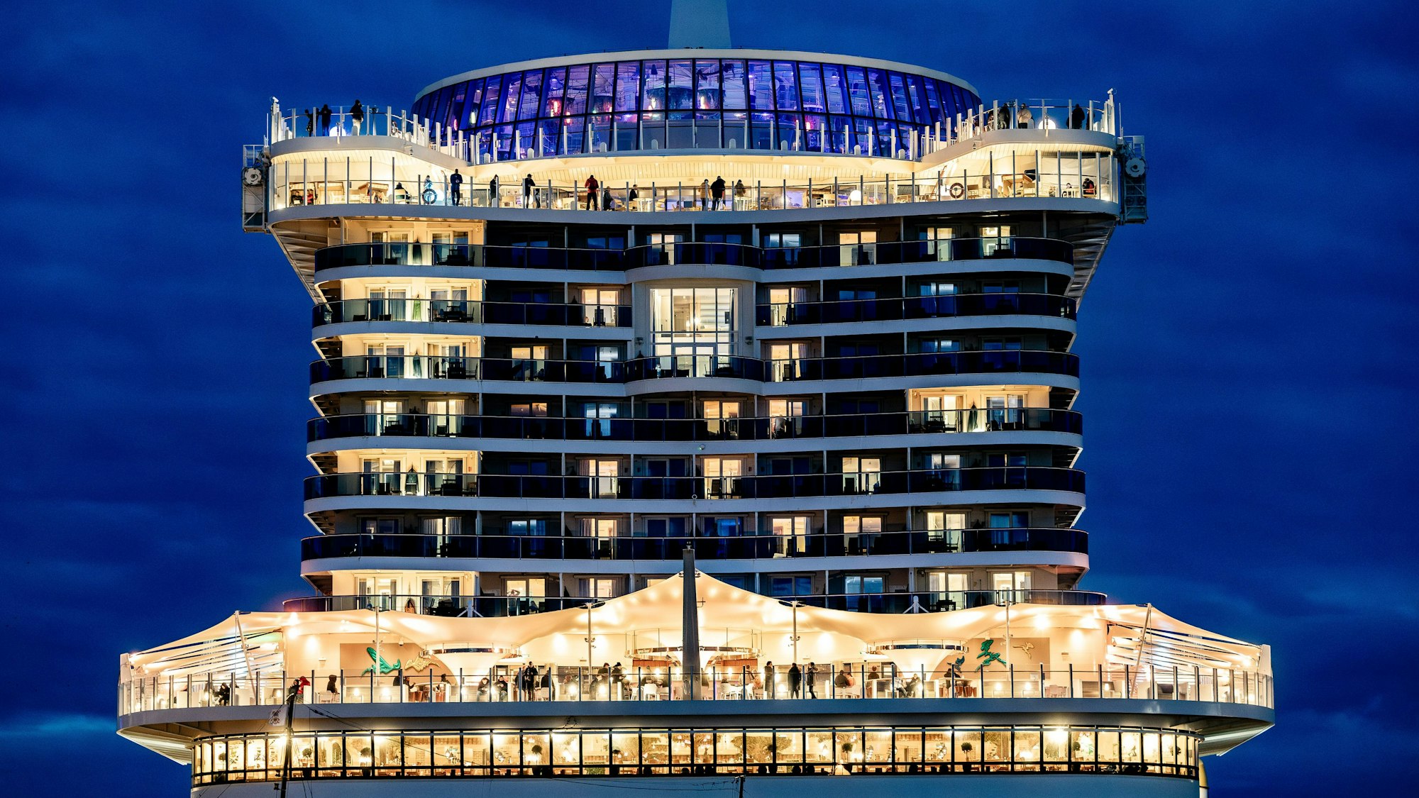 Das Kreuzfahrtschiff «AIDAnova» liegt zum Auslaufen bereit in der Kieler Förde.