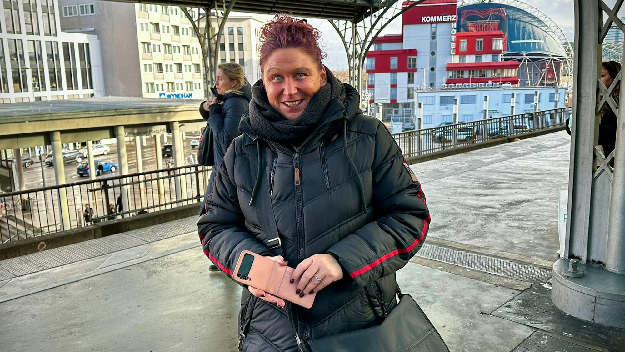 Melanie wartet am Montagmittag (22. Januar 2024) auf ihre Bahn.