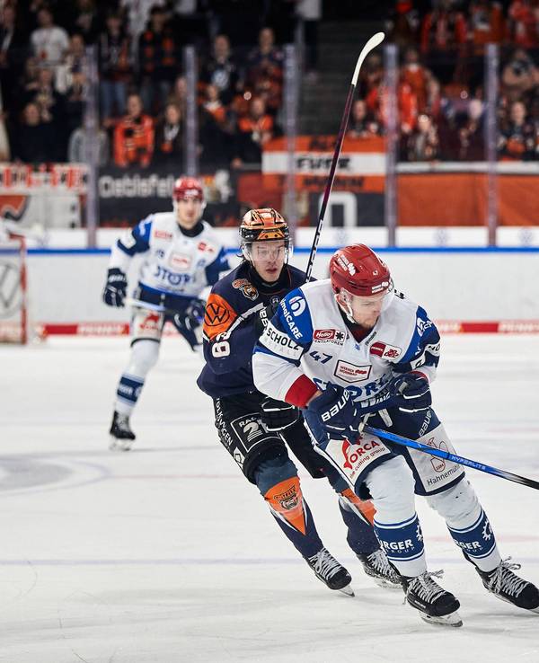 Alexander Karachun (Schwenninger Wild Wings, r.) und Luis Schinko (Grizzlys Wolfsburg, l.) in der Eis-Arena in Wolfsburg.