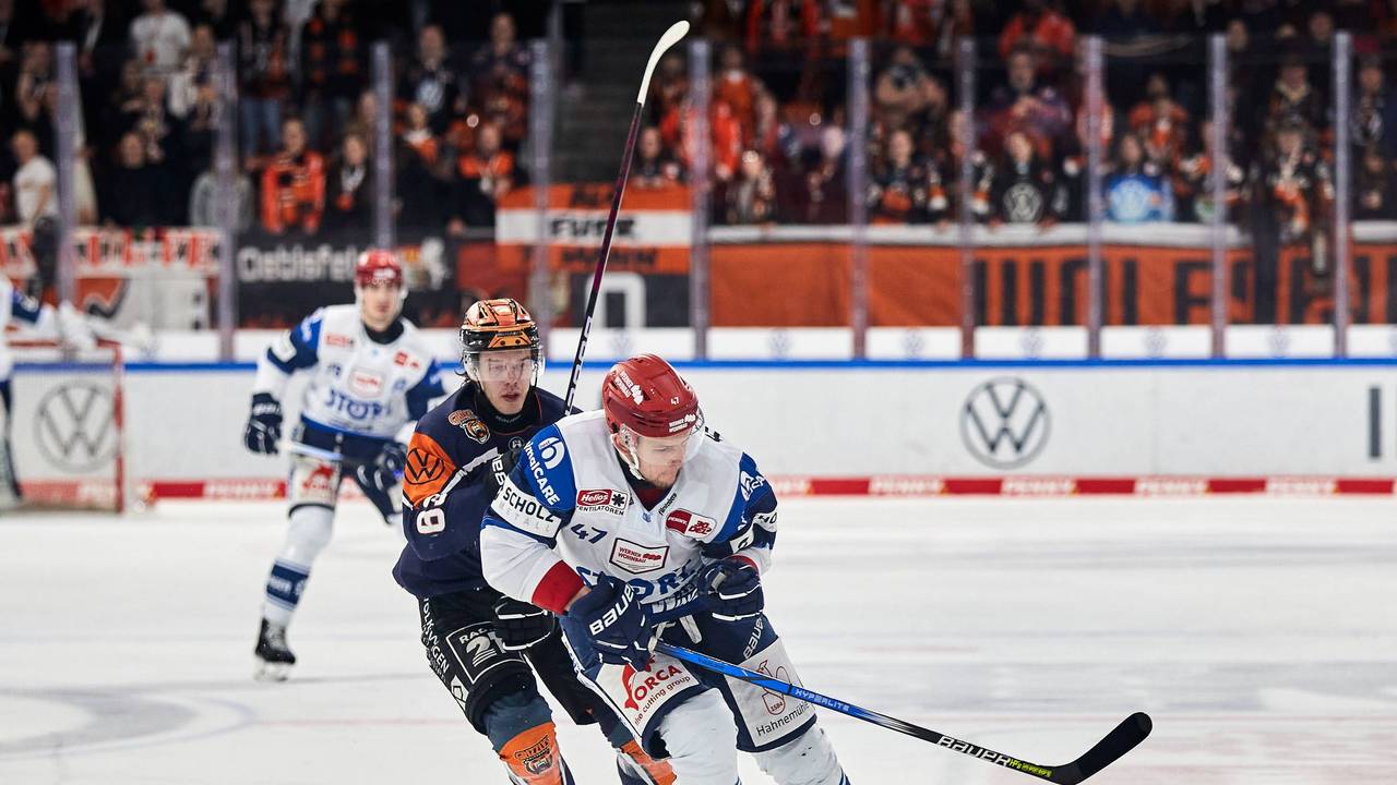 Alexander Karachun (Schwenninger Wild Wings, r.) und Luis Schinko (Grizzlys Wolfsburg, l.) in der Eis-Arena in Wolfsburg.