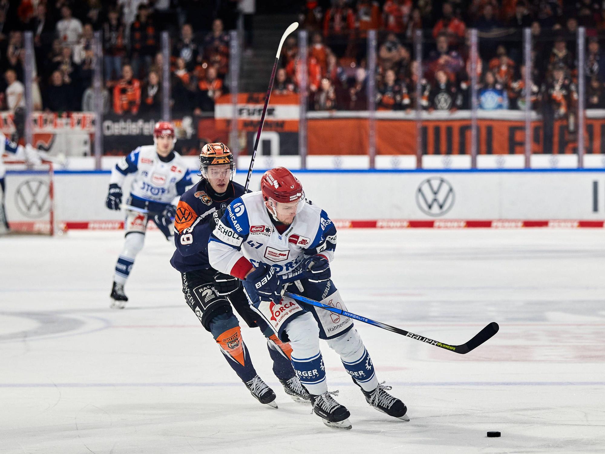 Alexander Karachun (Schwenninger Wild Wings, r.) und Luis Schinko (Grizzlys Wolfsburg, l.) in der Eis-Arena in Wolfsburg.