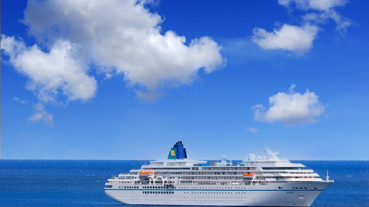 Kreuzfahrtschiff „Amadea“ im Hafen von Ascension in West Afrika.