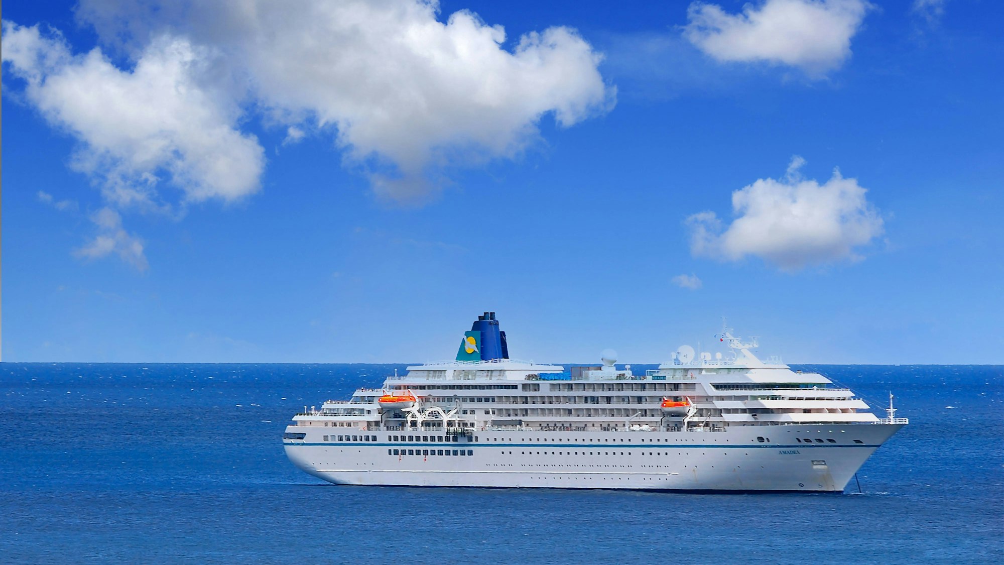Kreuzfahrtschiff „Amadea“ im Hafen von Ascension in West Afrika.