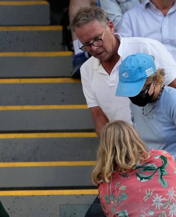 Eine Frau (M) wird abgeführt, nachdem sie während des Viertrundenmatches zwischen Zverev und Norrie bei den Australian Open Tennis Championships im Melbourne Park in Melbourne, Australien, Flugblätter mit der Aufschrift "Free Palestine" in die Margaret Court Arena geworfen hat.