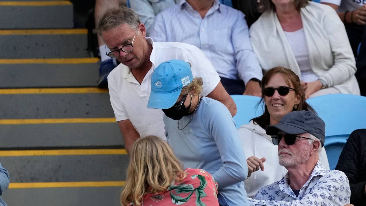 Eine Frau (M) wird abgeführt, nachdem sie während des Viertrundenmatches zwischen Zverev und Norrie bei den Australian Open Tennis Championships im Melbourne Park in Melbourne, Australien, Flugblätter mit der Aufschrift "Free Palestine" in die Margaret Court Arena geworfen hat.