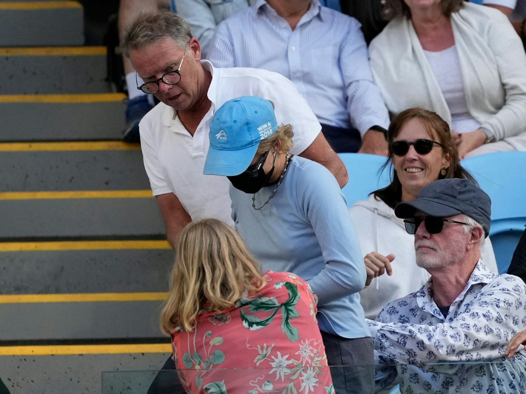 Eine Frau (M) wird abgeführt, nachdem sie während des Viertrundenmatches zwischen Zverev und Norrie bei den Australian Open Tennis Championships im Melbourne Park in Melbourne, Australien, Flugblätter mit der Aufschrift "Free Palestine" in die Margaret Court Arena geworfen hat.