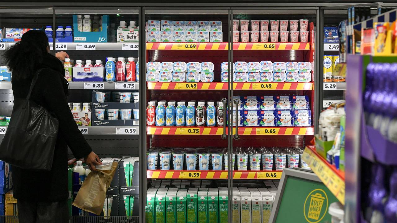Medienberichten aus Griechenland zufolge ist mutmaßlich gefälschter Feta-Käse im Umlauf. Unser Symbolbild zeigt das Kühlregal eines deutschen Discounters.