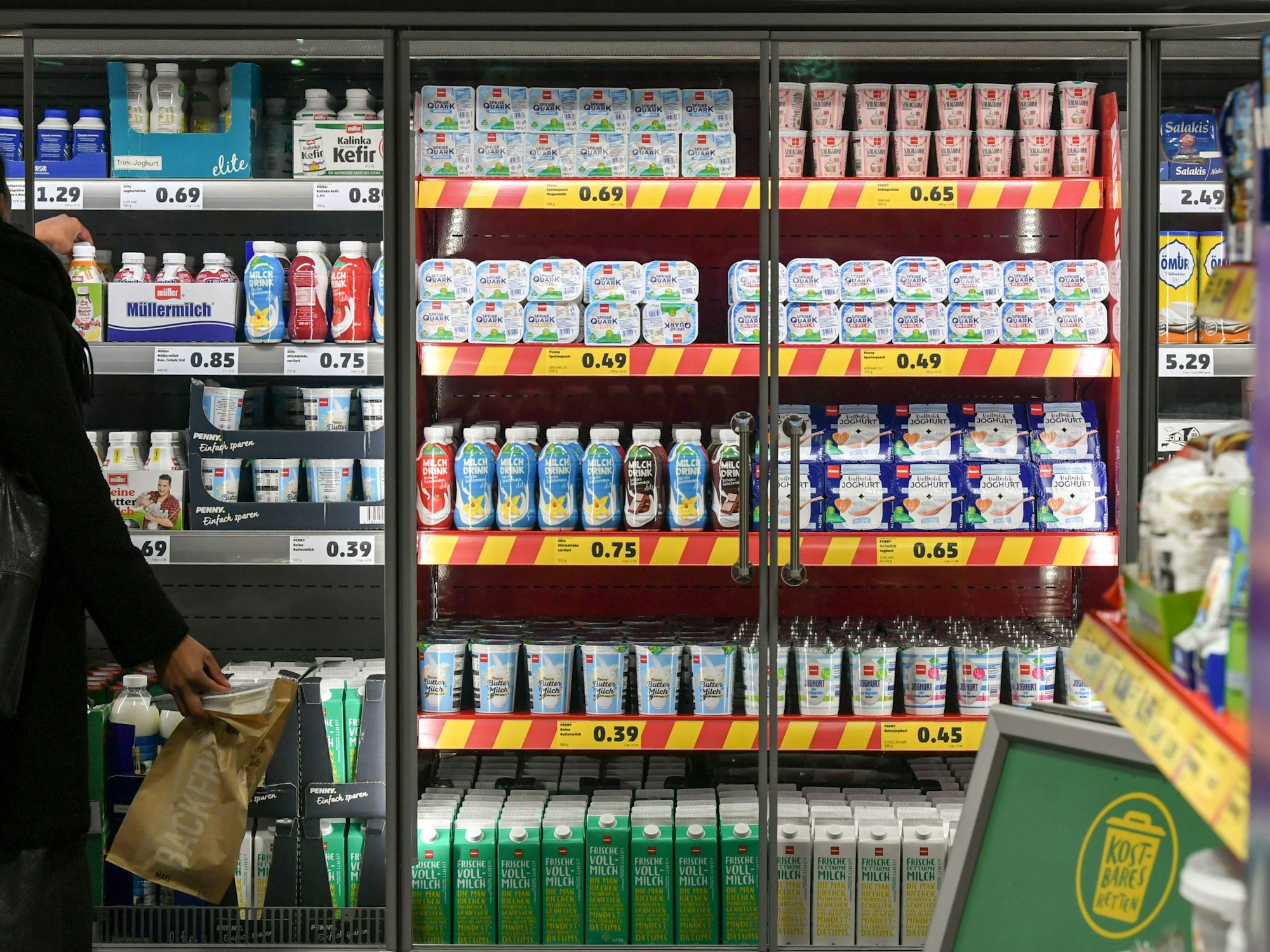 Medienberichten aus Griechenland zufolge ist mutmaßlich gefälschter Feta-Käse im Umlauf. Unser Symbolbild zeigt das Kühlregal eines deutschen Discounters.