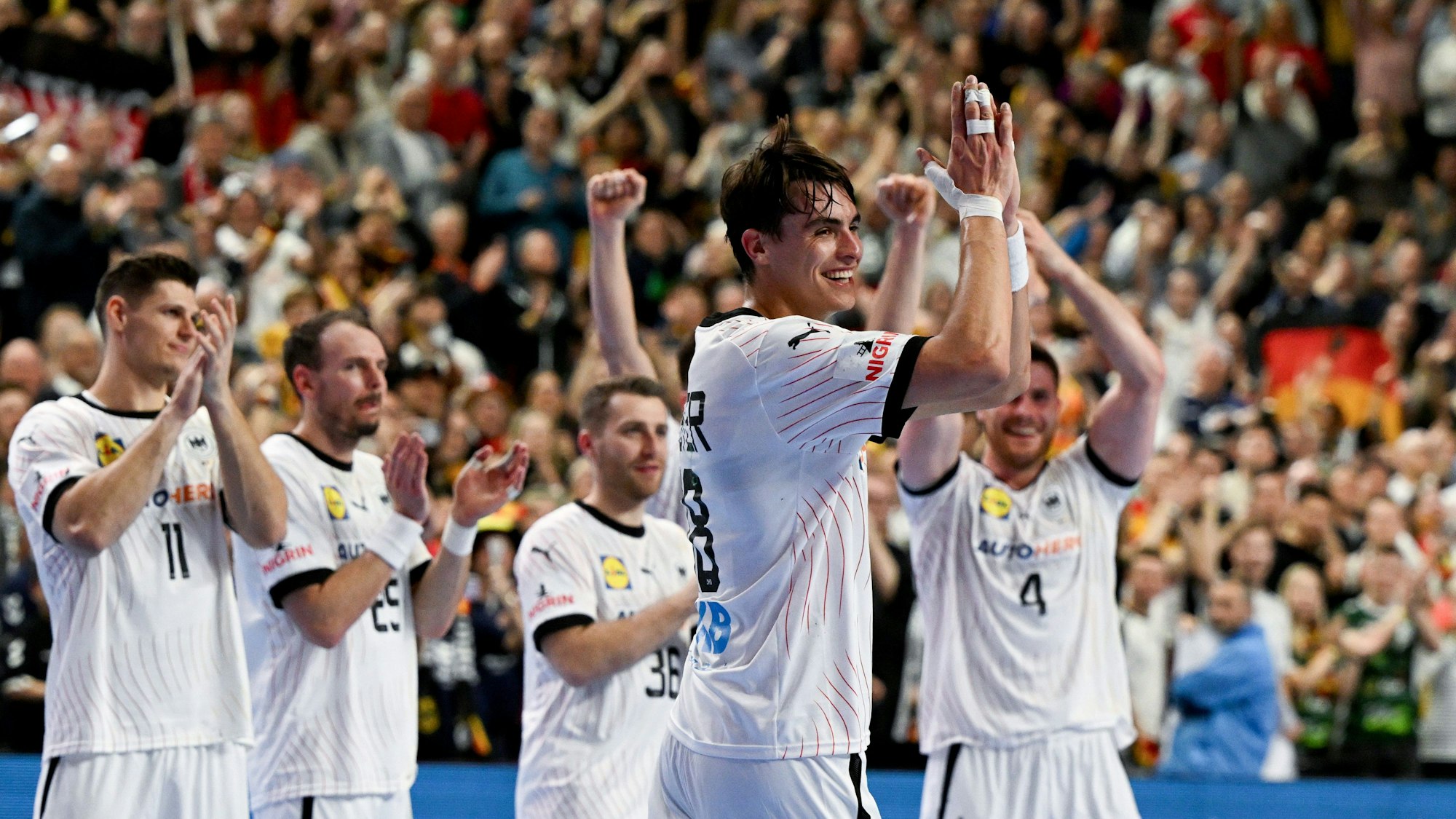Die deutschen Handballer bedanken sich bei der Handball-EM bei den Fans in Köln.