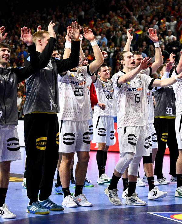 Deutschlands Handballer bedanken sich beim Publikum in Köln nach dem Hauptrunden-Sieg gegen Ungarn. Jetzt steht in der Lanxess-Arena das Endspiel ums Halbfinale an.