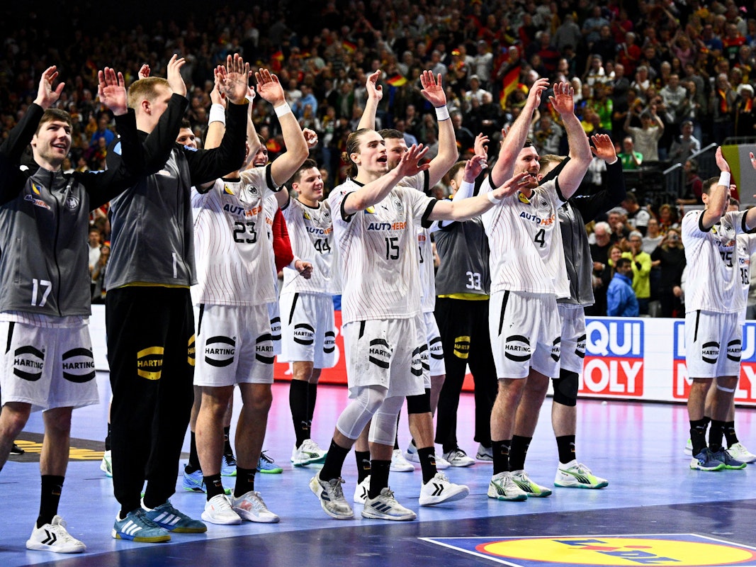 Deutschlands Handballer bedanken sich beim Publikum in Köln nach dem Hauptrunden-Sieg gegen Ungarn. Jetzt steht in der Lanxess-Arena das Endspiel ums Halbfinale an.