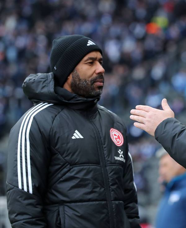 Fortuna Düsseldorfs Cheftrainer Daniel Thioune und Herthas Cheftrainer Pál Dárdai im Gespräch vor dem Anpfiff