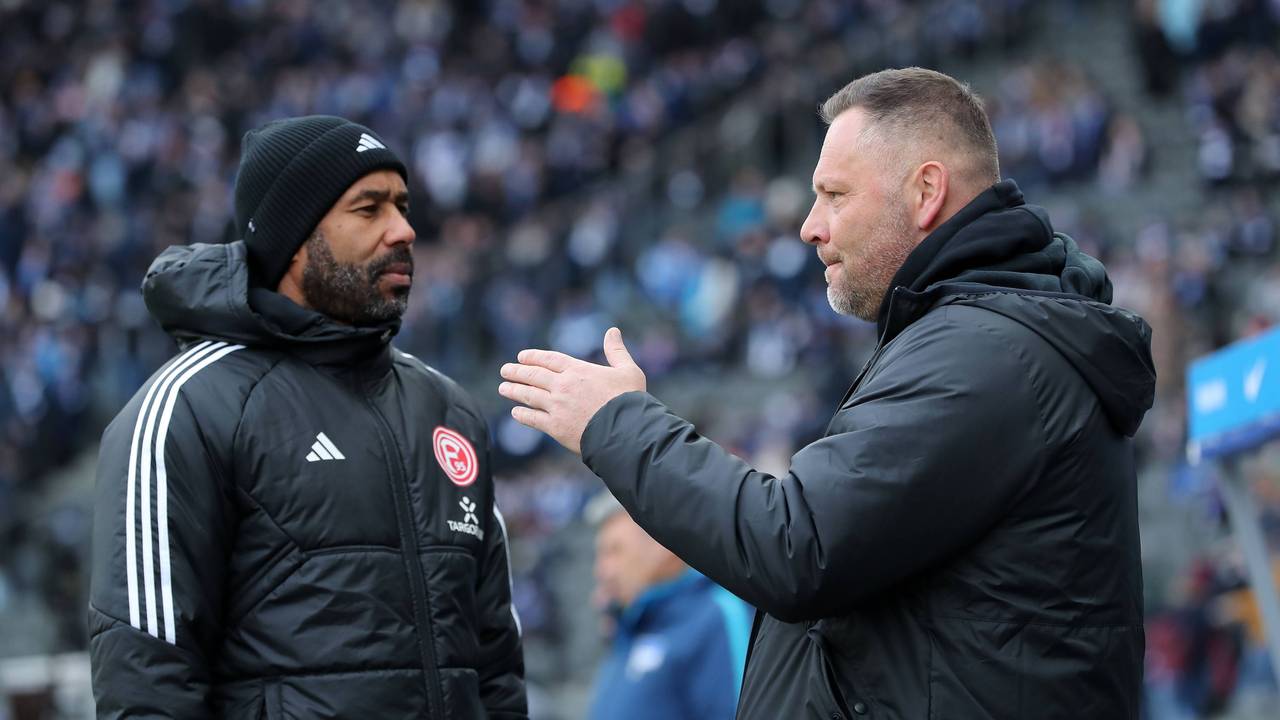 Fortuna Düsseldorfs Cheftrainer Daniel Thioune und Herthas Cheftrainer Pál Dárdai im Gespräch vor dem Anpfiff