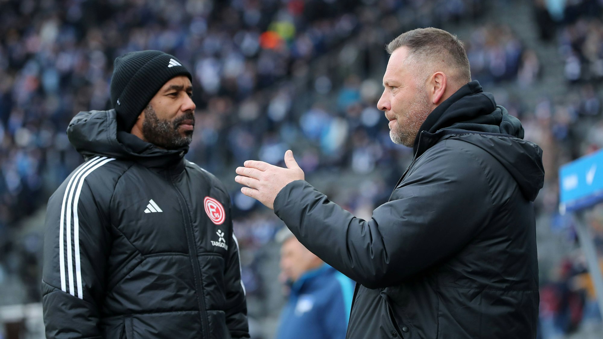 Fortuna Düsseldorfs Cheftrainer Daniel Thioune und Herthas Cheftrainer Pál Dárdai im Gespräch vor dem Anpfiff