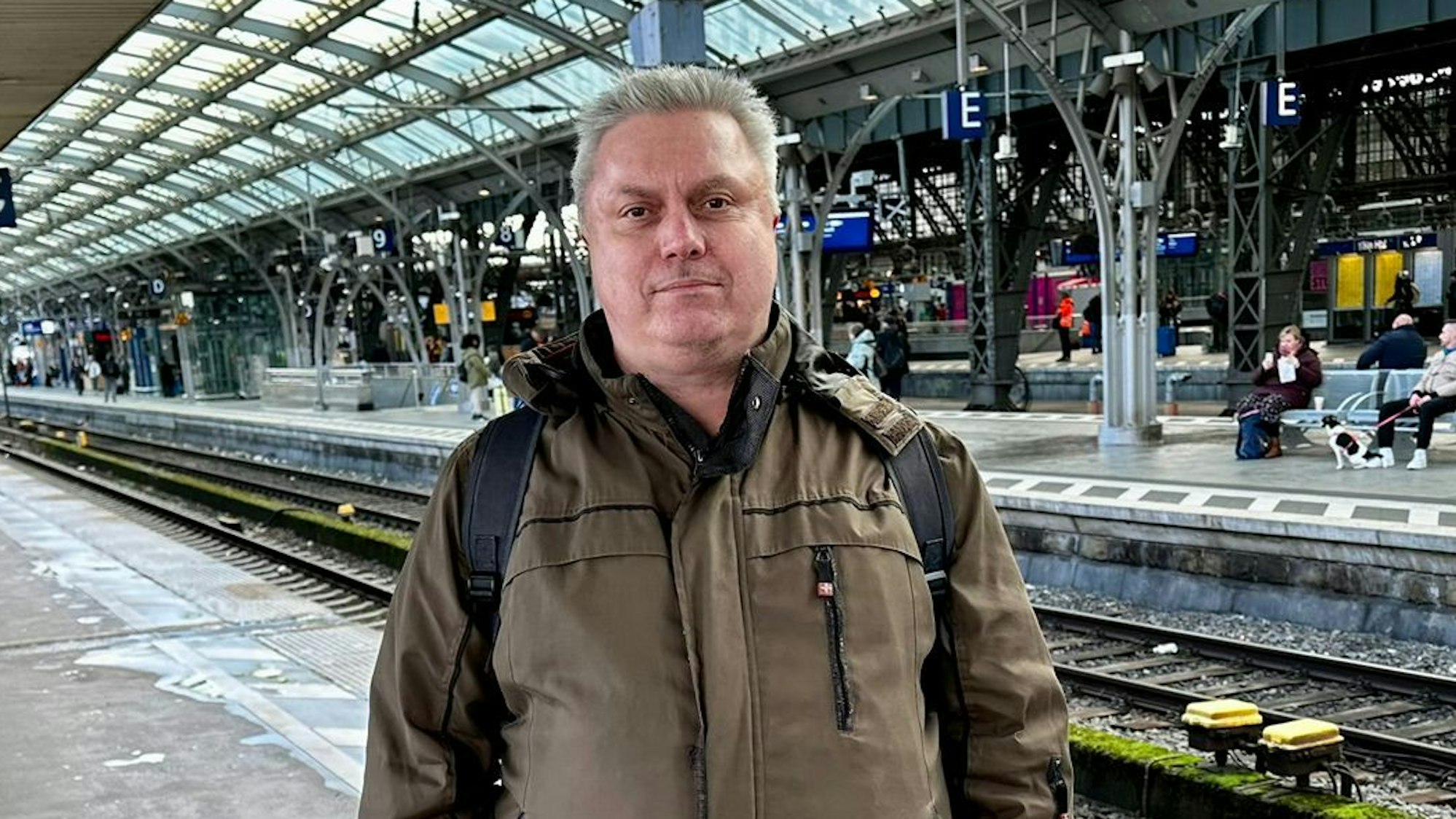 Mario Nobis wartet am Montagmittag (22. Januar 2024) auf seine Bahn.