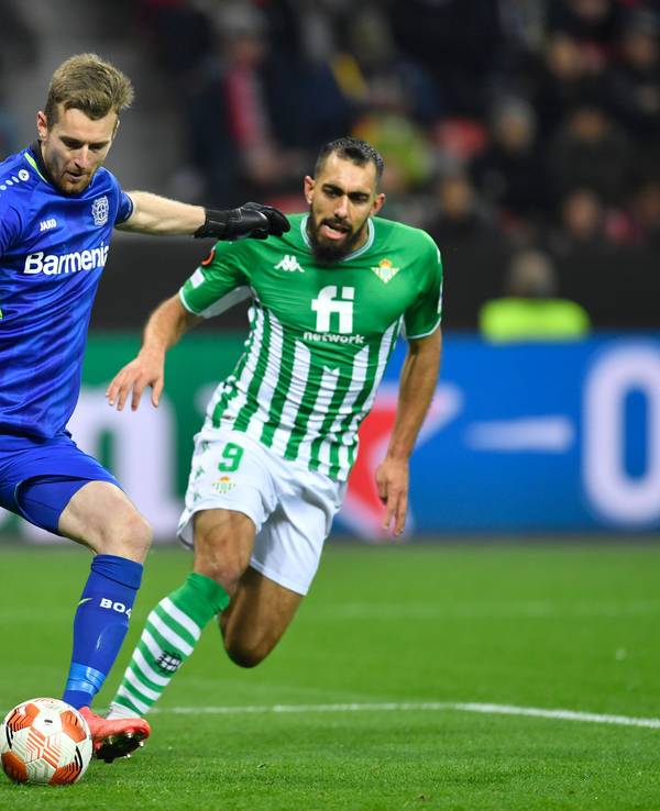 Leverkusens Torhüter Lukas Hradecky und Sevillas Borja Iglesias (r) in Aktion.