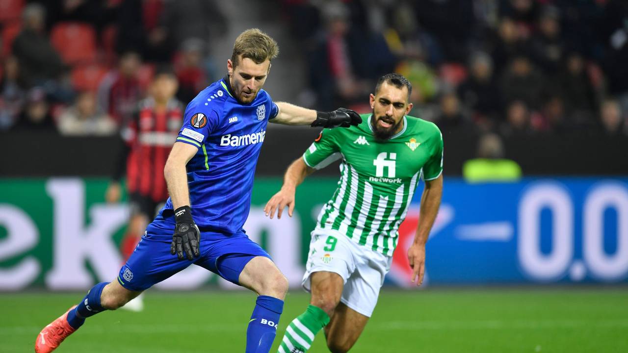 Leverkusens Torhüter Lukas Hradecky und Sevillas Borja Iglesias (r) in Aktion.