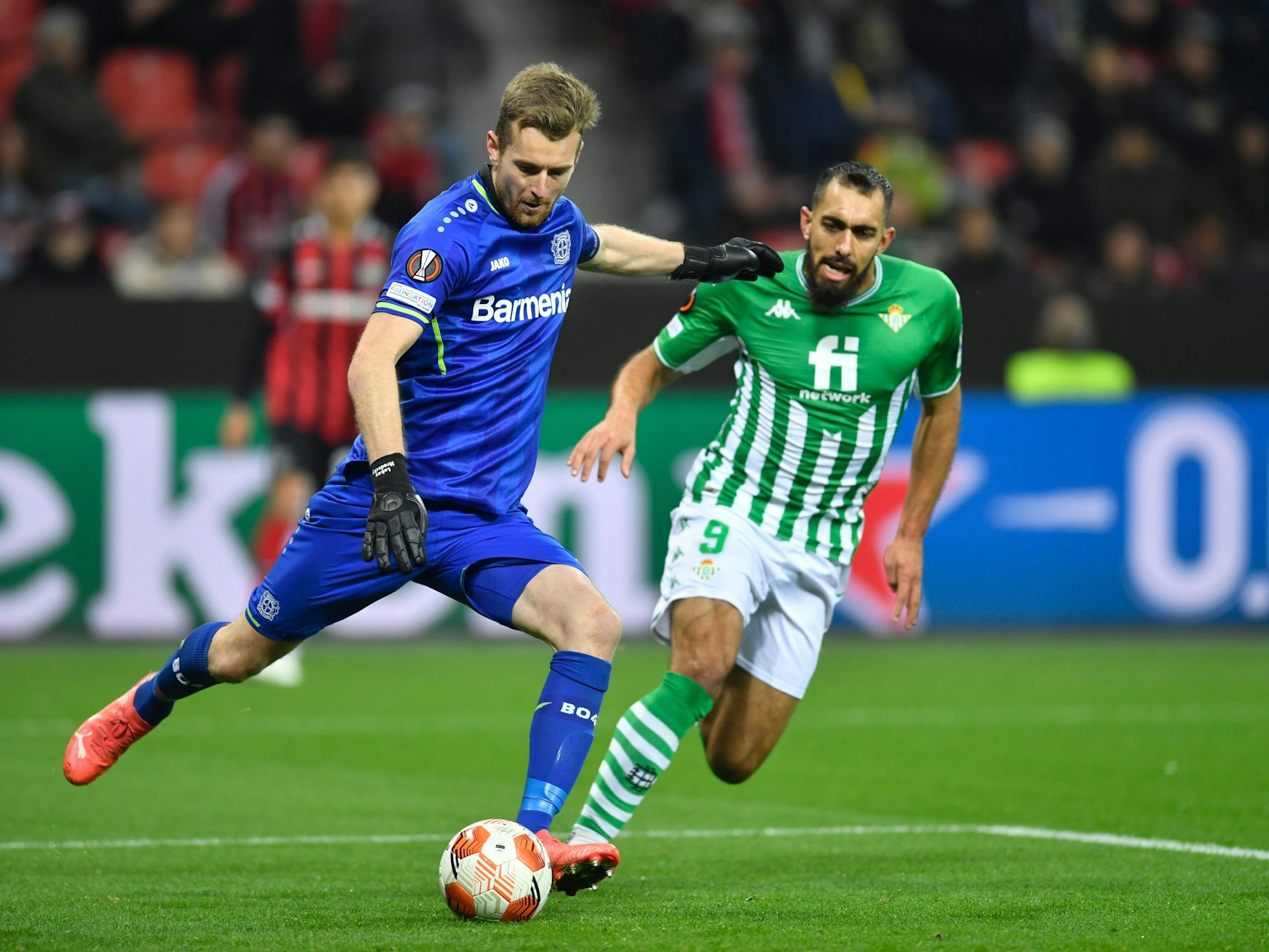 Leverkusens Torhüter Lukas Hradecky und Sevillas Borja Iglesias (r) in Aktion.