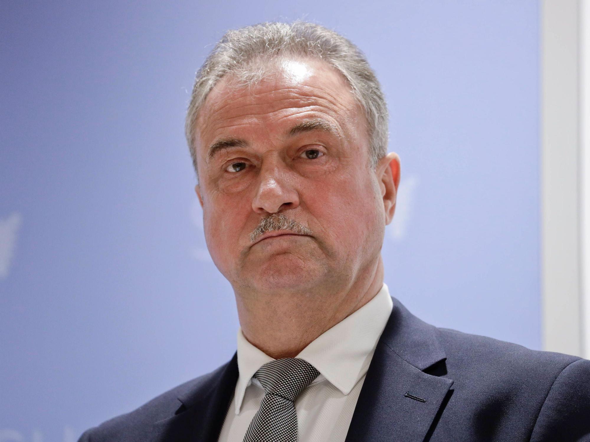 Claus Weselsky schaut ernst in die Kamera.