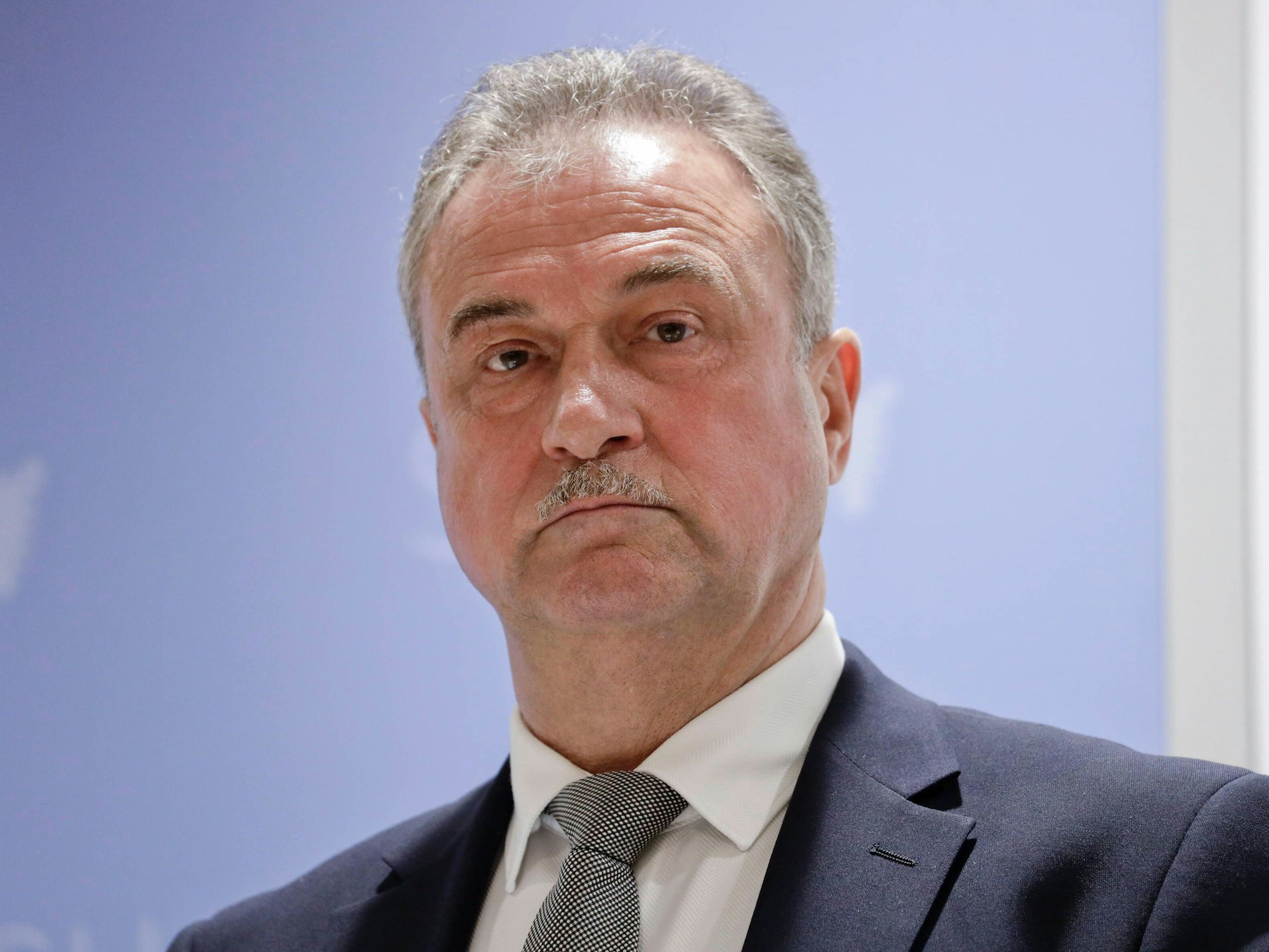 Claus Weselsky schaut ernst in die Kamera.