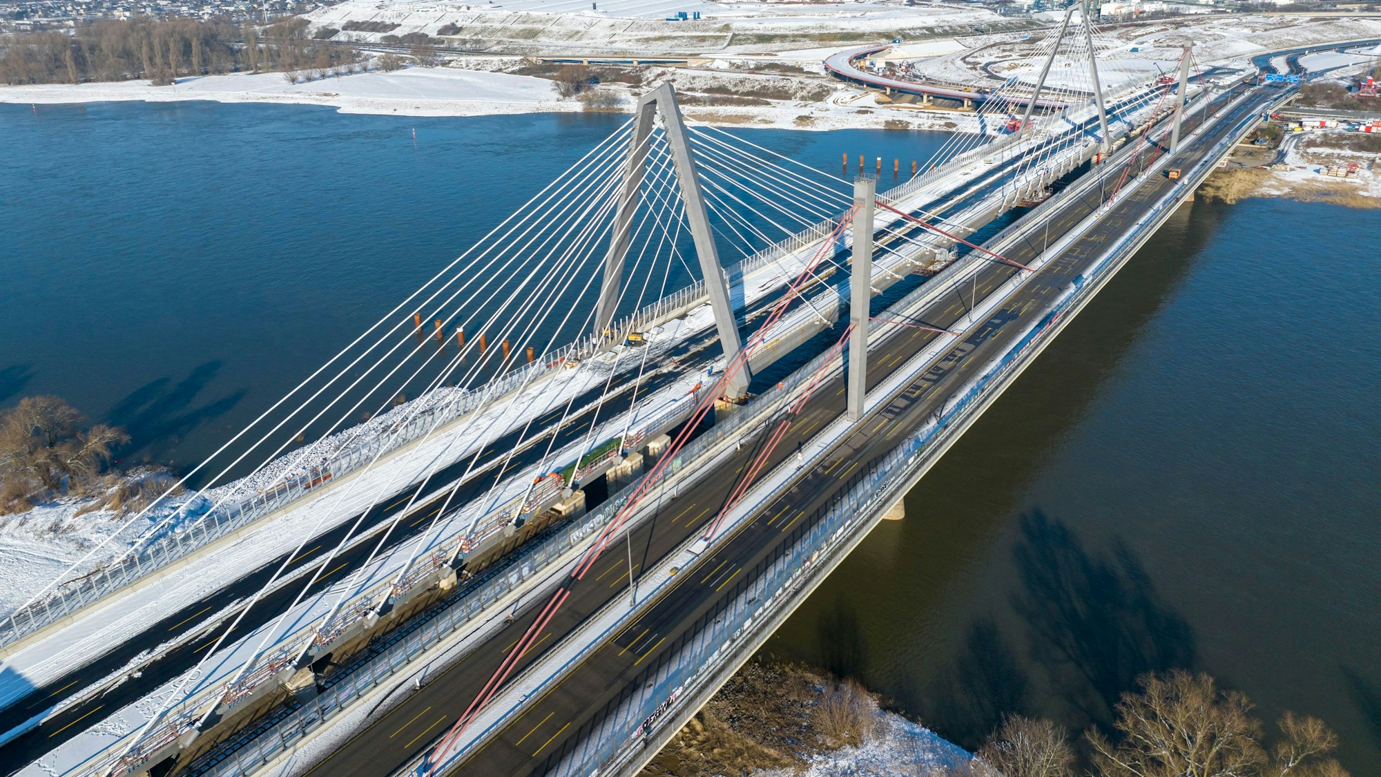 Eine Brücke führt über den Rhein.