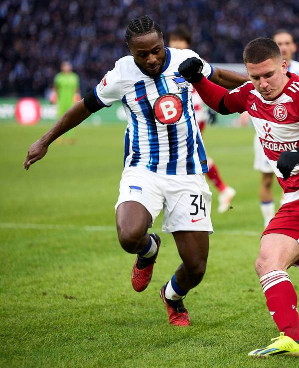 Fortuna Düsseldorfs Christos Tzolis flankt, Herthas Deyovaisio Zeefuik kommt zu spät.