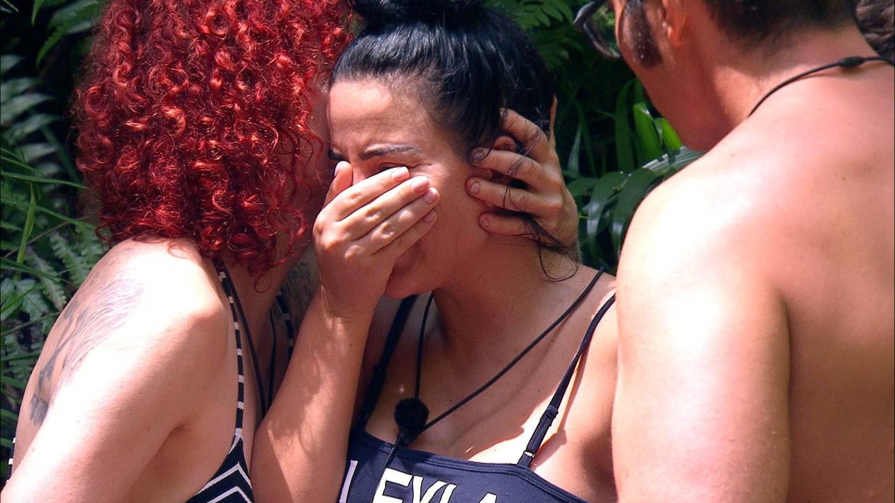 Dschungelcamp-Kandidatin Leyla Lahouar weint.