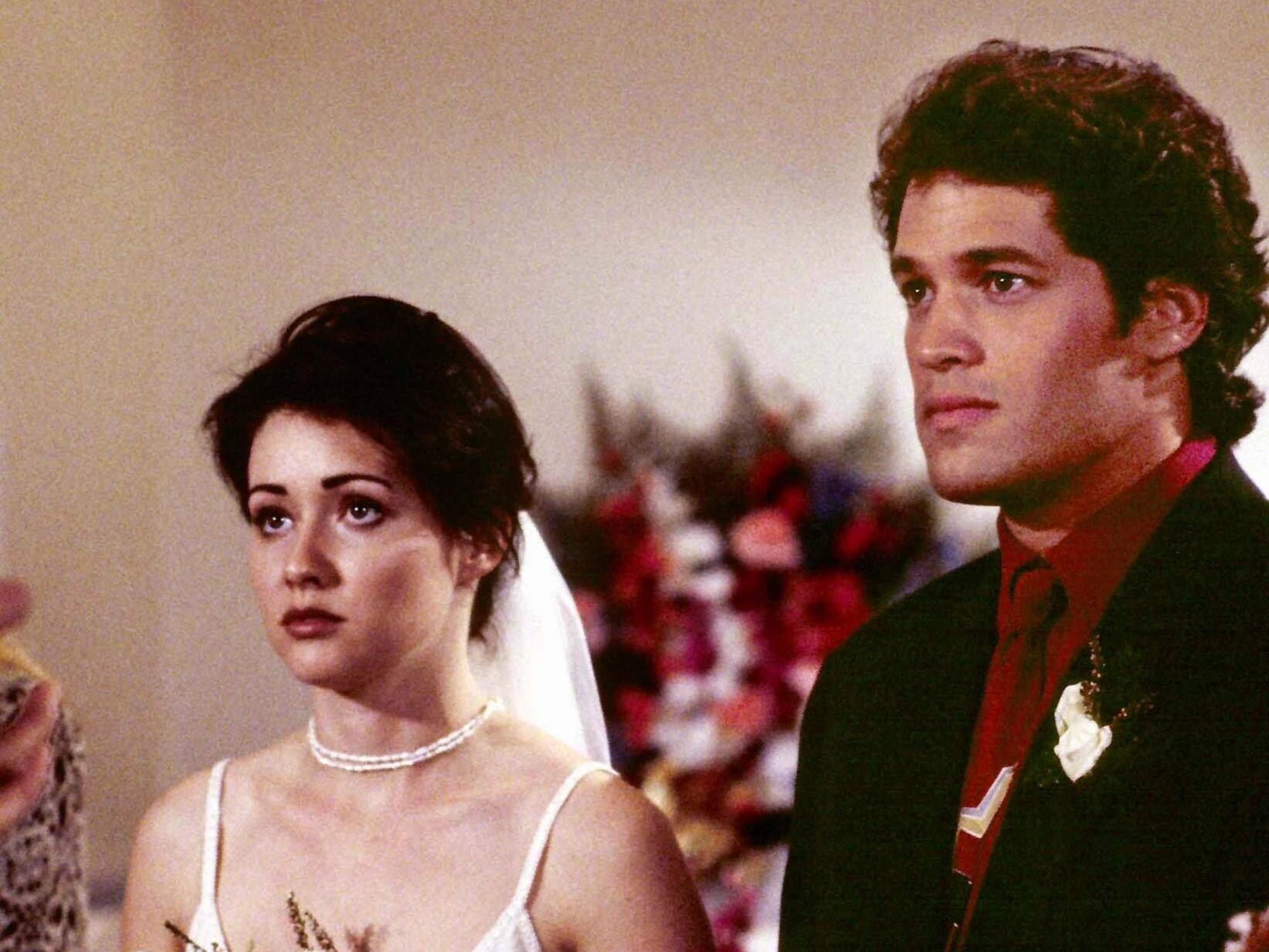 Das Foto stammt aus der US-Seifenoper „Beverly Hills, 90210“ und zeigt Brenda Walsh (Shannen Doherty, l.) mit Stuart Carson (David Gail, r.).
