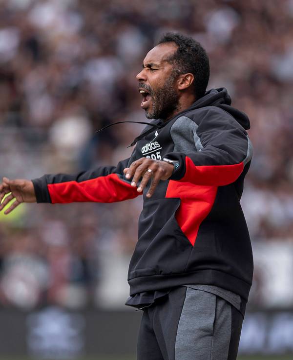 Fortuna Düsseldorfs Trainer Daniel Thioune gestikuliert beim Auswärtsspiel gegen den FC St. Pauli an der Seitenlinie.