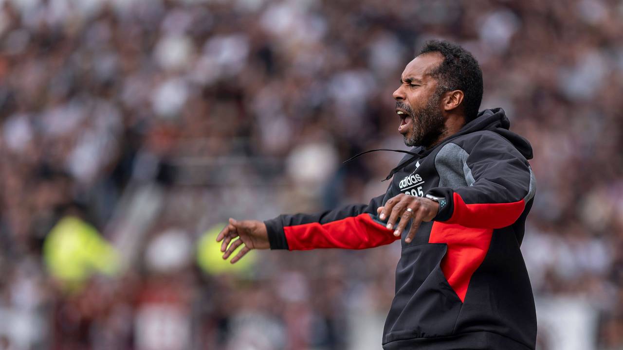 Fortuna Düsseldorfs Trainer Daniel Thioune gestikuliert beim Auswärtsspiel gegen den FC St. Pauli an der Seitenlinie.