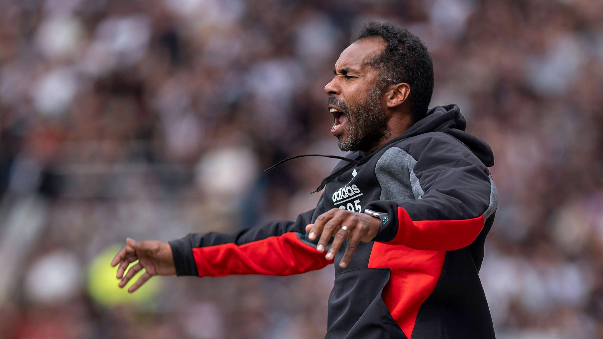 Fortuna Düsseldorfs Trainer Daniel Thioune gestikuliert beim Auswärtsspiel gegen den FC St. Pauli an der Seitenlinie.
