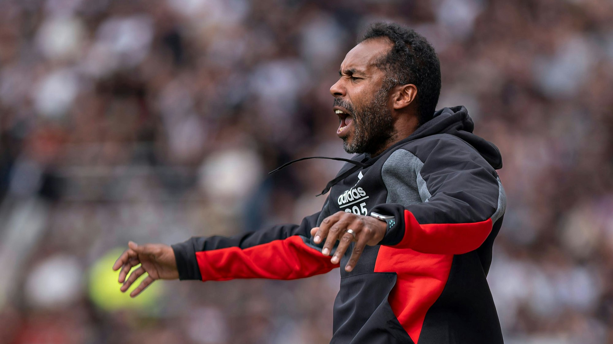Fortuna Düsseldorfs Trainer Daniel Thioune gestikuliert beim Auswärtsspiel gegen den FC St. Pauli an der Seitenlinie.