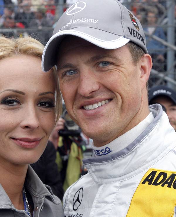 Rennfahrer Ralf Schumacher steht am 18. Mai 2008 in Klettwitz (Brandenburg) auf dem EuroSpeedway Lausitz neben seiner Frau Cora.